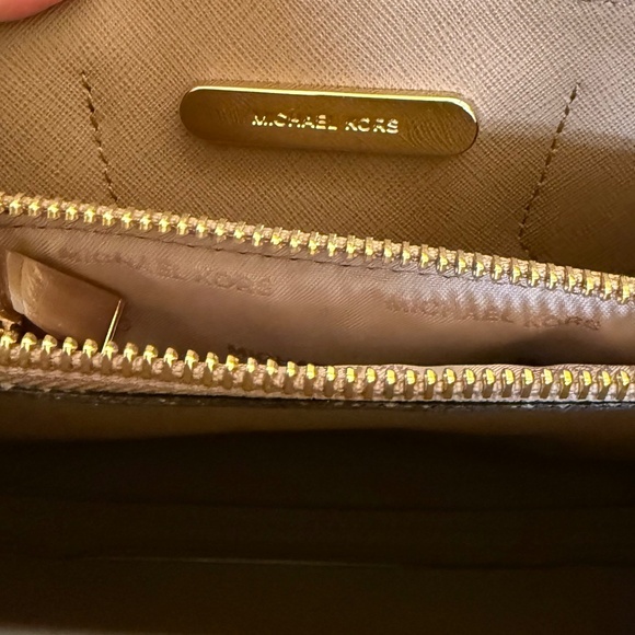 Michael Kors Mercer Love Detailed Messenger Handbag - Picture 12 of 16